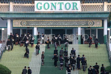 SHALAT IDUL FITRI DI PONDOK PESANTREN GONTOR | ANTARA Foto