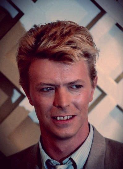 David Bowie Pretty Photos, Glam Rock, David Bowie, Strange, Singing ...