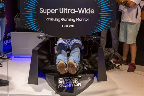 Visitor trying out the new super ultra-wide gaming monitor Samsung CHG90 - Creative Commons Bilder