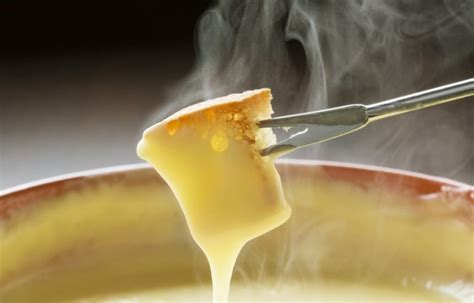 The best wine pairings with cheese fondue, raclette and tartiflette ...