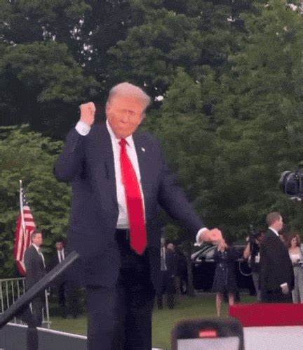 “Donald Trump Dancing”GIF | Tenor