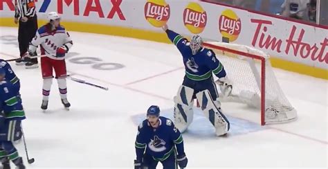 Canucks' Demko makes three ridiculous saves while barehanded (VIDEO ...