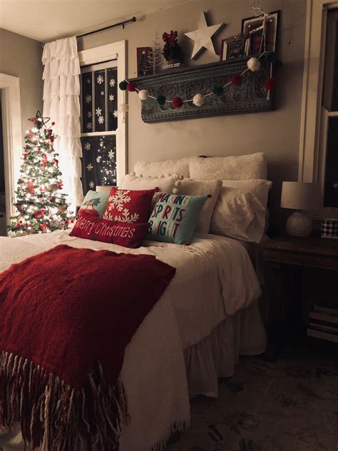 10+ Christmas Bedroom Decorations Ideas - DECOOMO