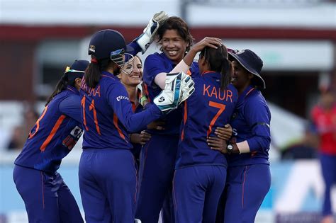 Jhulan Goswami gets congratulated by her team-mates | ESPNcricinfo.com