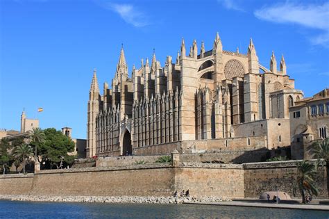 Walk Around the Old Town of Palma de Mallorca - live online tour from Palma