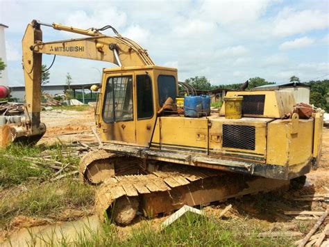 Construction Equipment: Mitsubishi 180-3 Excavator