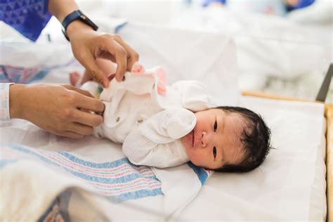 Baby E’s hospital newborn session – Yi Li Photography | Seattle Documentary Family Photography