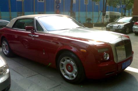 Rolls-Royce Phantom Drophead Coupe is red in China