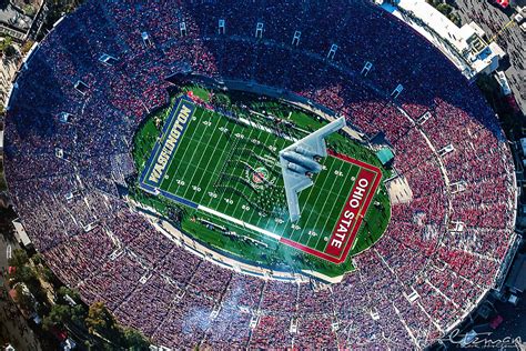 B2 Stealth bomber flyover the 2019 Rose Bowl : r/pics