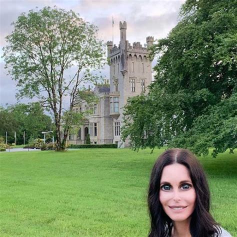 'Make sure to wax' - Courteney Cox makes rude joke with visit to Irish town - Extra.ie