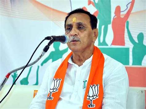 Vijay Rupani sworn in as Gujarat CM; 9 previous ministers dropped - Oneindia News