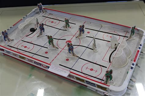 VINTAGE TABLE TOP HOCKEY GAME TORONTO AND MINNISOTA - Big Valley Auction