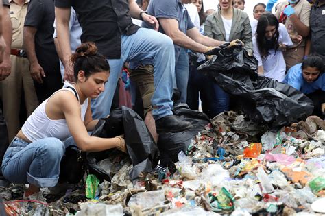 Fatima Sana Shaikh, Saher Bhamla at Beach Clean Up Day For The Mega ...