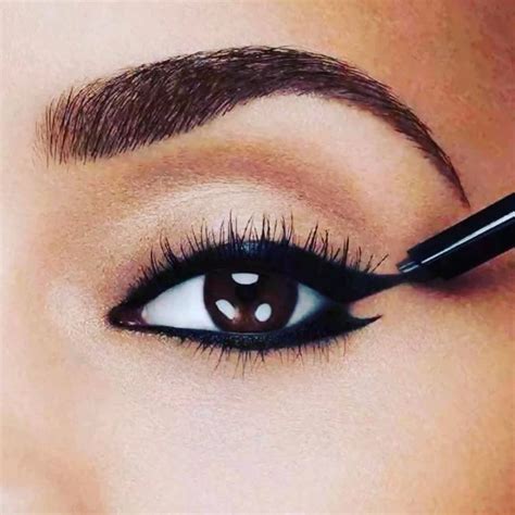 Elle 18 Eye Drama Bold Black Kajal Review