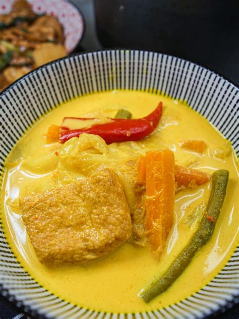 Sayur Lodeh (vegetables coconut curry stew) - Nomadette