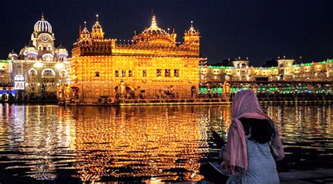 Woman praying at Golden Temple | 550 Years of Guru Nanak Dev Ji ...