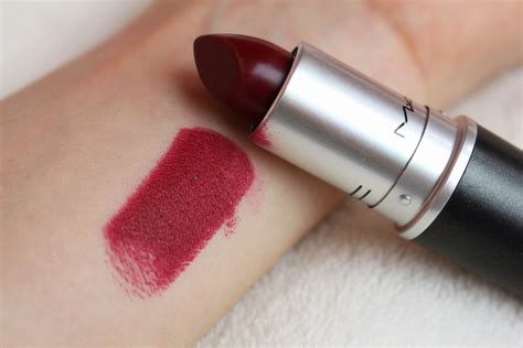 Girly Frame: MAC Lipstick in Diva | Review and swatch