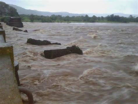 Bridge on Mumbai-Goa highway collapses; 22 people and 2 buses missing ...