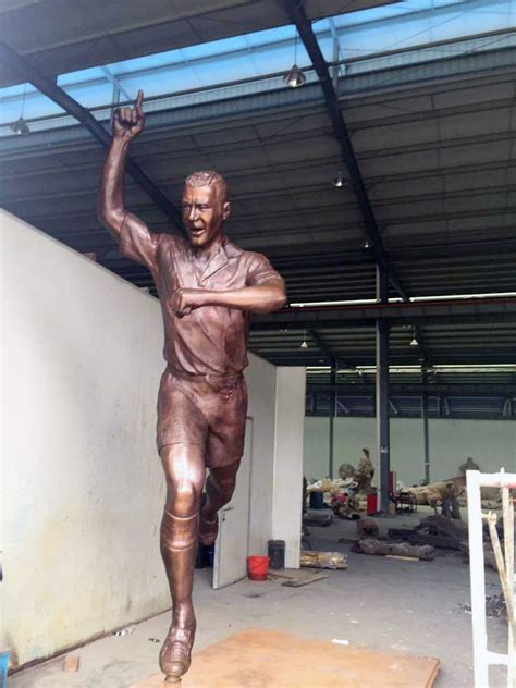 Alan Shearer statue - Mirror Online