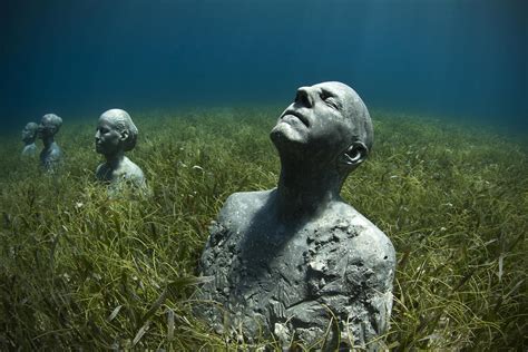 Statues underwater : r/thalassophobia