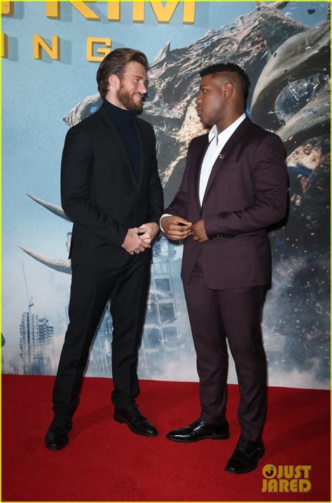 John Boyega & Scott Eastwood Hug It Out at 'Pacific Rim Uprising' UK ...