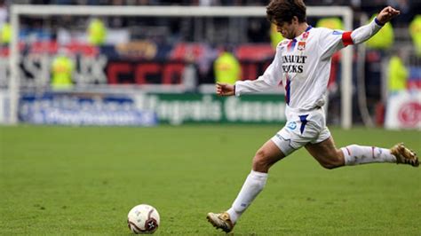 Juninho Pernambucano's free kick goals - TokyVideo