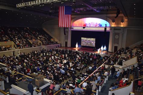 Welcoming 1,001 New U.S. Citizens in DAR Constitution Hall | Today's DAR