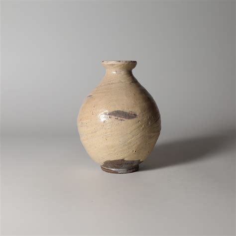 Hagi hakeme sake tokkuri bottle made by Touri Yoshino. Hagi yaki Japanese ceramic. Hagiyakiya ...