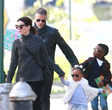 Sandra Bullock with partner Bryan and kids Sandra Bullock Family, Louis ...