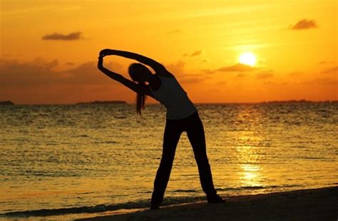 Tiryaka Tadasana {Swaying Palm Tree Pose}-Steps And Benefits - Sarvyoga ...