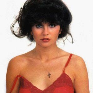 Linda Ronstadt Death Fact Check, Birthday & Age | Dead or Kicking