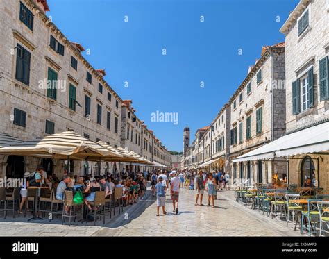 Cafes and restaurants on Stradun, Dubrovnik, Croata Stock Photo - Alamy