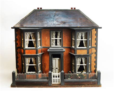 Lot 914 - An antique doll's house: Victorian suburban