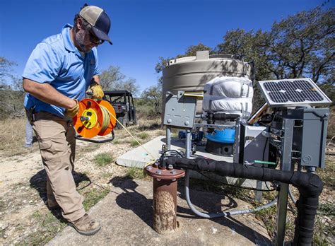 How do scientists measure the Edwards Aquifer?