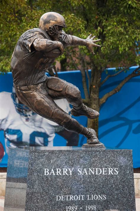 Barry Sanders statue unveiled at Ford Field