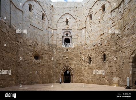 interior courtyard Castel del Monte, Andria, Apulia, Italy Stock Photo - Alamy