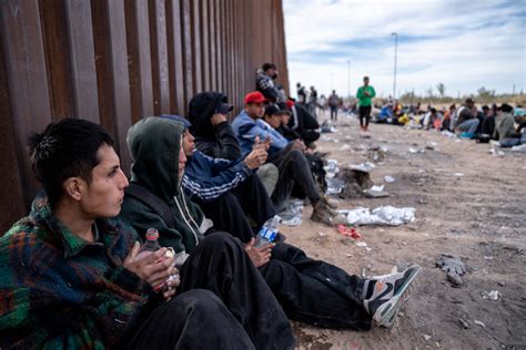 Lukeville border closure: Hundreds wait for days in Arizona desert