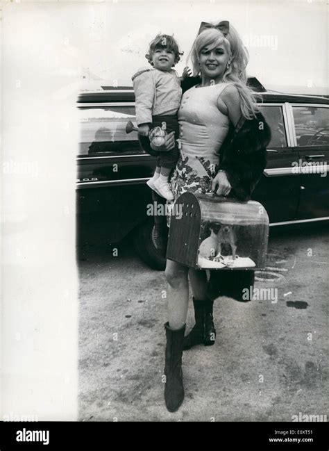 Sep. 09, 1967 - Jayne Mansfield Flies Home.Photo Shows Jayne Stock ...