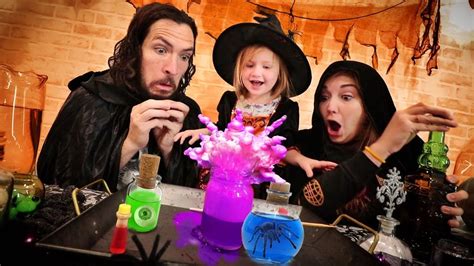 MAGIC WITCH POTIONS!! Adley learns how to make SpOoKy HallOweEn ...