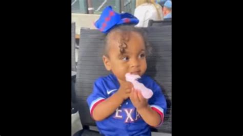 Little girl tries cotton candy for the first time. Watch her adorable reaction | Trending ...