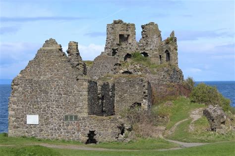 Dunure Castle © Leslie Barrie cc-by-sa/2.0 :: Geograph Britain and Ireland