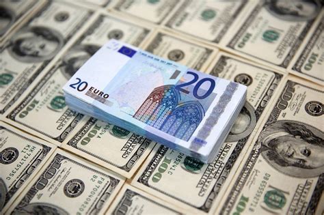 Euro, Dollar Flirt With Parity - WSJ