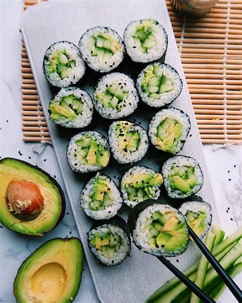 🥑 VEGAN SUSHI ROLLS 📷 by @foodwithcarmen 🚨🚨Recip Sushi Recipes, Vegetarian Recipes, Healthy ...