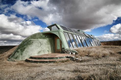 Earthship Biotecture: Self-sufficient and Sustainable Architecture for ...