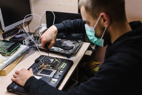 Técnico reparando una computadora portátil en el laboratorio. concepto de reparación informática ...