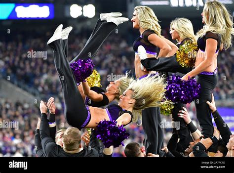 Baltimore ravens cheerleaders hi-res stock photography and images - Alamy