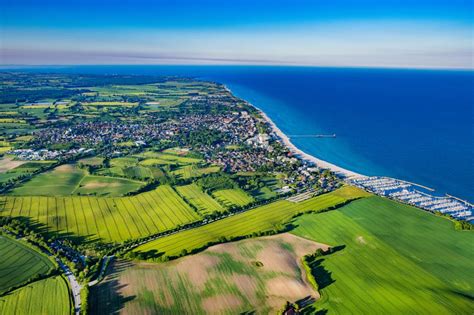 Luftaufnahme Grömitz - Küsten- Landschaft am Sandstrand der Ostsee in ...