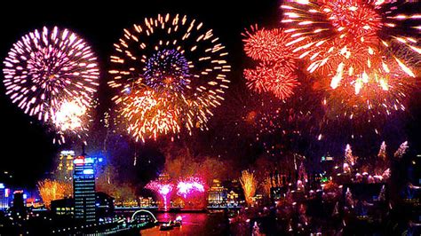 Amazing Fireworks Shows across the World | QPT - YouTube