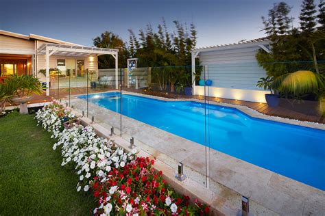 Landscaping designs and ideas around your swimming pool