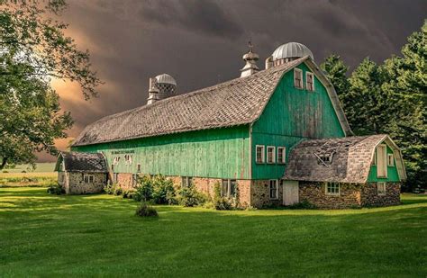 Pin by Staci Lesher on Country Living | Barn pictures, Old barns, Green ...